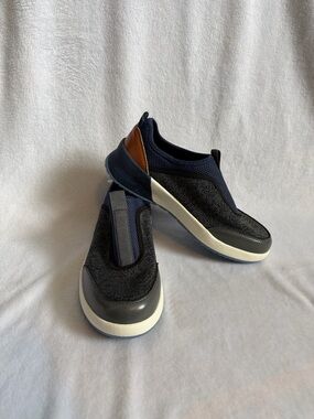 Lands' End Women's Casual Knit Slip On Sneakers in Deep Sea Navy Size 6 NWT